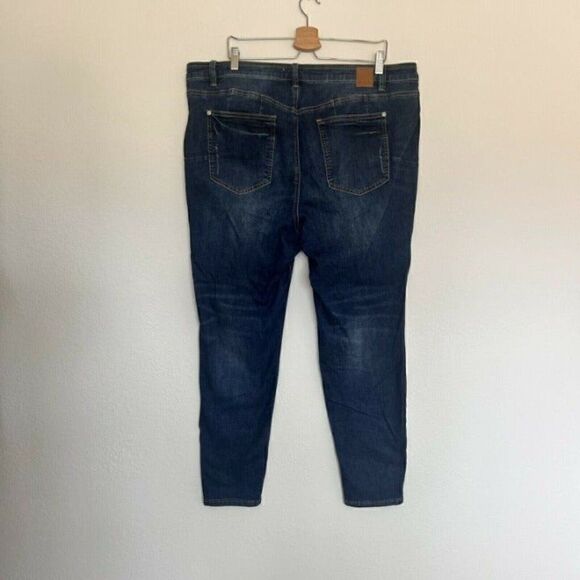 ELOQUII Women's Classic Fit Peach Lift Distressed Skinny Jean Dark Wash 22 NWT - Picture 3 of 11